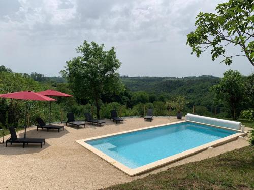 une piscine avec chaises et parasols dans une cour dans l'établissement La bichonelle-chevrefeuille, à Saint-Crépin-et-Carlucet