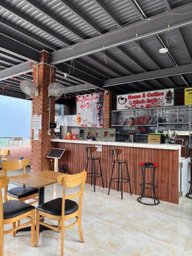 Un restaurante u otro lugar para comer en Minh Anh Homestay and Coffee Buon Ma Thuot