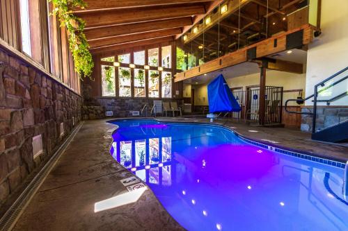 uma piscina numa casa com uma parede de tijolos em Mountain Retreat Resort, a VRI resort em Arnold