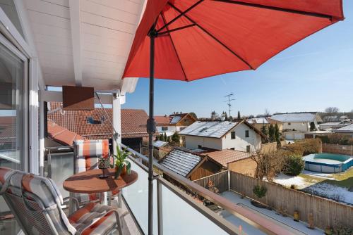 Un balcón o terraza de Dachgeschosswohnung in Hofolding