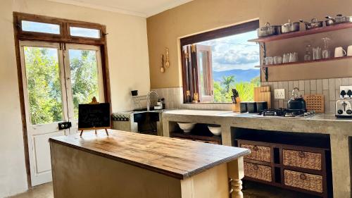 Kuchyň nebo kuchyňský kout v ubytování LoerieRoep Estate - Mountainview Selfcatering Accommodation Nelspruit