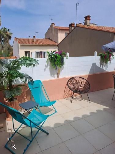 deux chaises et une table sur une terrasse dans l'établissement Chic et douillet, à Perpignan