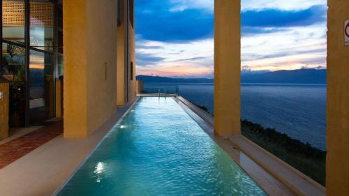 Πισίνα στο ή κοντά στο Seafront Ravdoucha Epavlis Athina Villa - Pool, Gym, Sauna, Private Parking, WiFi