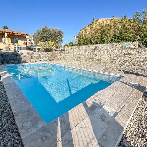 Πισίνα στο ή κοντά στο Maison provençale de charme au cœur du Luberon