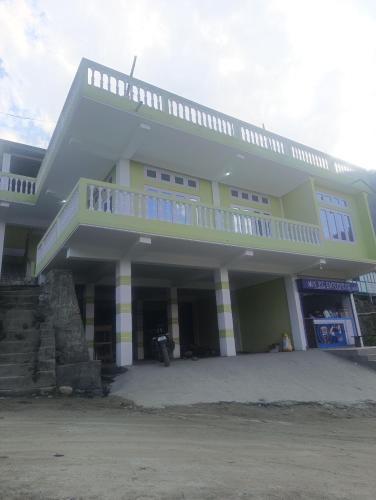 un bâtiment avec un balcon au-dessus dans l'établissement Green Tara Homestay, à Dirang Dzong