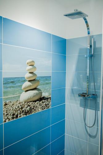 La salle de bains est pourvue d'une douche et d'une pile de rochers. dans l'établissement Villa Serenita, à Villemoustaussou