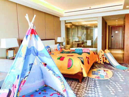 Ένα ή περισσότερα κρεβάτια σε δωμάτιο στο Intercontinental Jinan City Center by IHG