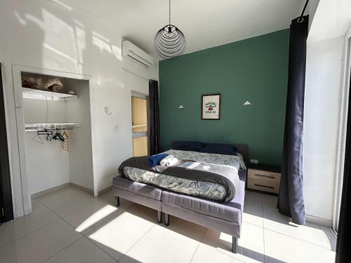 Postel nebo postele na pokoji v ubytování Next to beach Sliema Stay, Cozy, Air-Conditioned, Self Check-In
