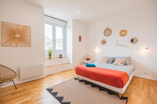 une chambre blanche avec un lit et une fenêtre dans l'établissement Stuart élégance vue Cathédrale, à Reims