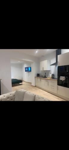 un salon avec un lit et une cuisine dans l'établissement Night Dream-jacuzzi-romantic, à Nevers