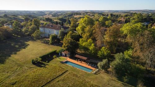 Πισίνα στο ή κοντά στο 18th Century Chateau with Stunning Pool & Gardens