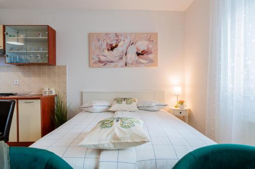 Postel nebo postele na pokoji v ubytování Flex SelfCheckIns 141 - Zagreb - Studio Apartment - Loggia