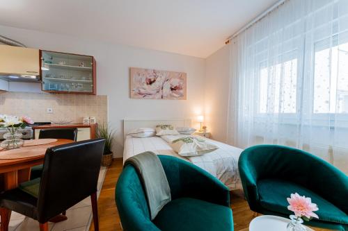Postel nebo postele na pokoji v ubytování Flex SelfCheckIns 141 - Zagreb - Studio Apartment - Loggia
