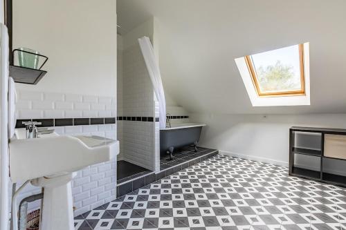 une salle de bain blanche avec un lavabo et une fenêtre dans l'établissement Le Manoir du Cèdre - 7 minutes from Pierrefonds, à Chelles