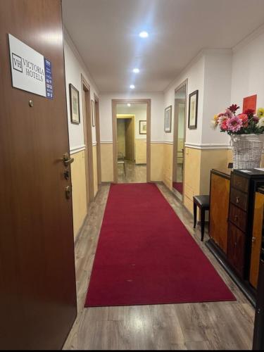 a hallway with a red carpet and a door at Victoria Royal Garden in Como