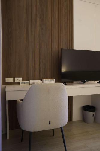 TV a/nebo společenská místnost v ubytování Baan Dhin Hotel Hatyai
