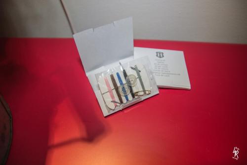 a box of pens and a card on a table at B&B Mar del Plata in Porto Recanati