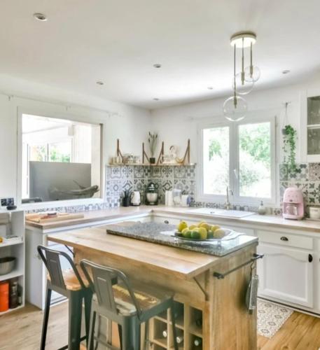 - une cuisine avec une grande île et un bol de fruits dans l'établissement Bilydis, à Vendays-Montalivet