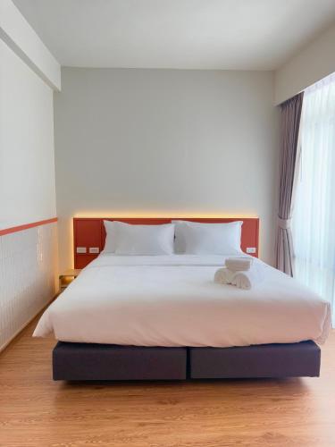 Postel nebo postele na pokoji v ubytování Baan Dhin Hotel Hatyai