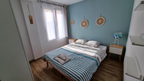 une petite chambre avec un lit et une fenêtre dans l'établissement T3 au calme à deux pas de la mer, à Nice