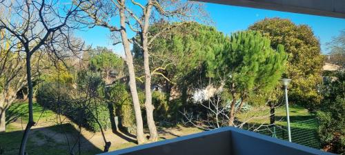 - un balcon offrant une vue sur le parc dans l'établissement Jardin des oiseaux, à Narbonne