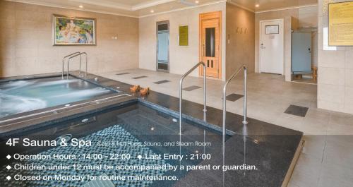a jacuzzi tub in a large room with at Forte Hotel Xizhi in Xizhi
