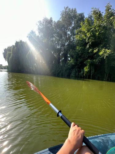 Výhled na řeku, která protéká v blízkosti vily