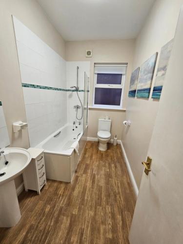 une salle de bains avec baignoire, toilettes et lavabo dans l'établissement Freshford House, à Weymouth