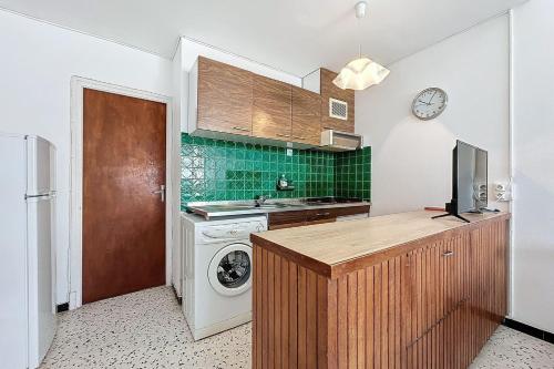 une cuisine avec un évier et une machine à laver dans l'établissement Spacious house near the beach, à Port-la-Nouvelle