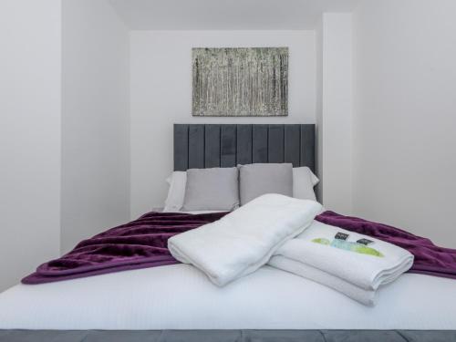 Postel nebo postele na pokoji v ubytování Pass the Keys Corner by the Canal - Leeds Central Duplex