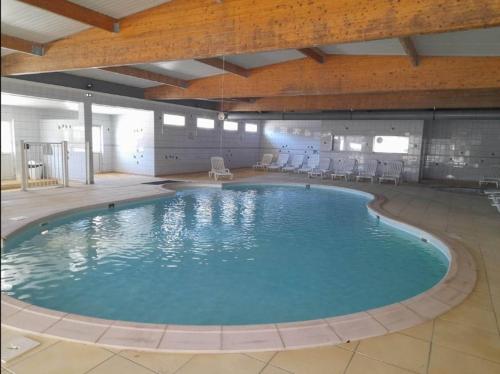 BoofzheimにあるBungalow Boofzheim Europa Parkの大きな建物内の大きなスイミングプール