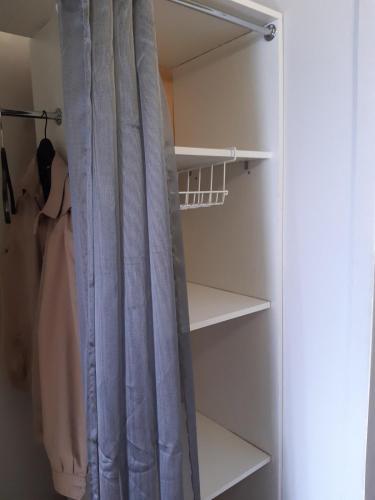 - un dressing avec un rideau bleu dans l'établissement Studio 22m2 with 5m2 terrace, à Font-Romeu-Odeillo-Via