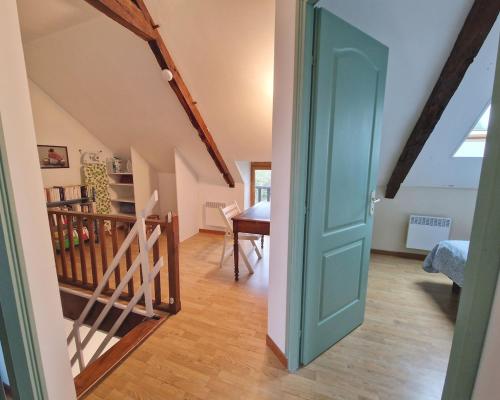 Cette chambre est dotée d'un escalier avec une porte bleue. dans l'établissement Charming quiet cottage -3 bedrooms - Private garden, à Pléboulle