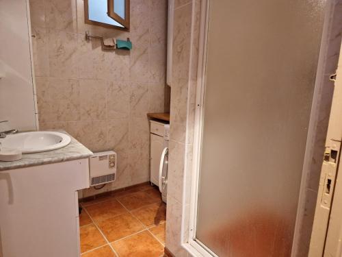 une salle de bain avec un lavabo et des toilettes dans l'établissement Charming quiet cottage -3 bedrooms - Private garden, à Pléboulle