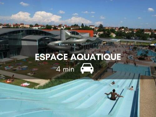 une image d'une grande piscine avec les mots aquarine spatiale 4 minutes dans l'établissement Le Tarnais Minimaliste - Netflix - Clim - Parking Privé - Gare, à Albi