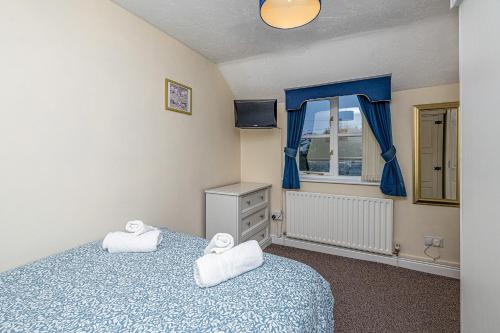 Una cama o camas en una habitación de Finest Retreats - The Beeches