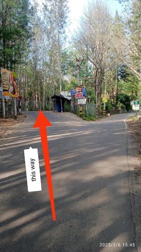 a road with an orange arrow and a piece of paper at farmer homestay yercaud in Yercaud