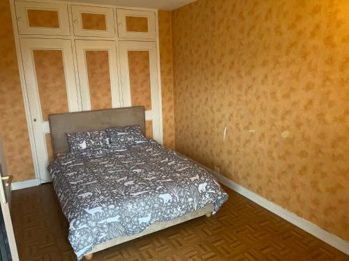 - une chambre avec un lit d'angle dans l'établissement Spacieux appartement 3 chambres, à Massy