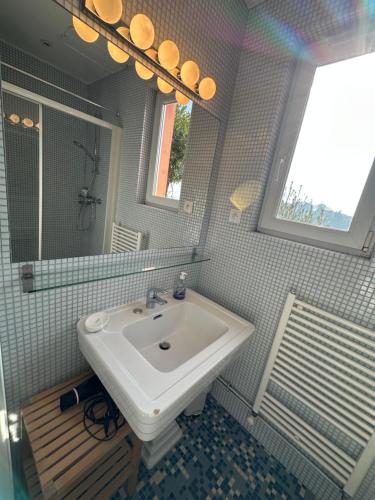 Koupelna v ubytování Rouen ECO LODGES maison entière avec terrasse dans jardin potager piscine parking