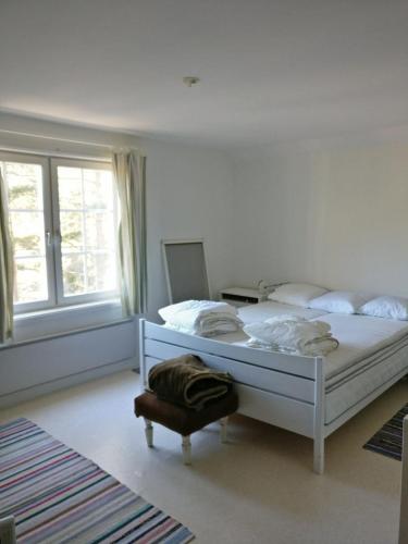 a bedroom with two beds and a window at Villa Markomby in Markomby