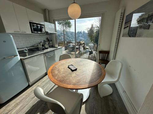 Kuchyň nebo kuchyňský kout v ubytování Rouen ECO LODGES maison entière avec terrasse dans jardin potager piscine parking