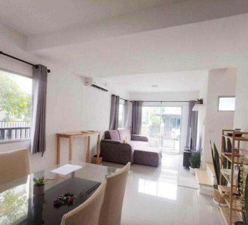 Ảnh trong thư viện ảnh của Beautiful 2 Floor Home in Phuket Town ở Phuket