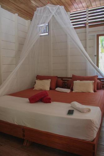 Postel nebo postele na pokoji v ubytování Toro Simalatcat - Private all inclusive, Accom, Food, 2x daily surf trips, guide, barrels