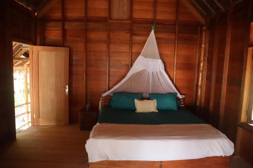 Postel nebo postele na pokoji v ubytování Toro Simalatcat - Private all inclusive, Accom, Food, 2x daily surf trips, guide, barrels
