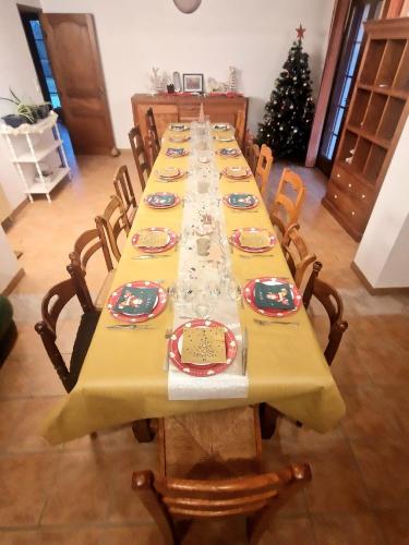 une grande table avec des chaises et un sapin de Noël dans l'établissement Les Eaux Vivent, à Cosne Cours sur Loire