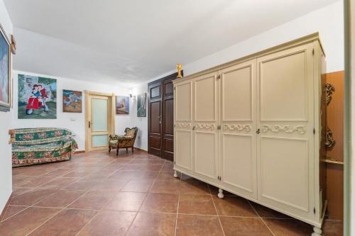 a room with white cabinets and a tiled floor at Bruna's House in Domusnovas