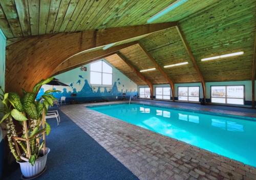 a large indoor swimming pool with a wooden ceiling at Presque Isle Hotel in Presque Isle