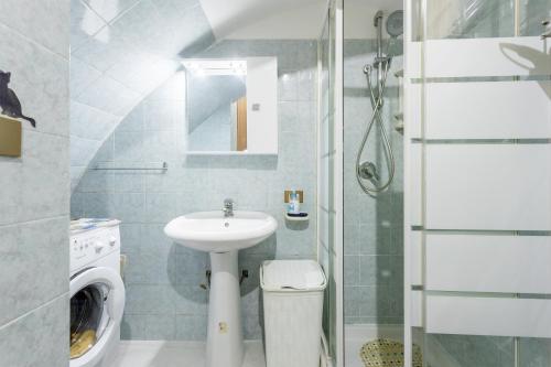 een badkamer met wastafel en wasmachine bij Casa Silvana in Palermo