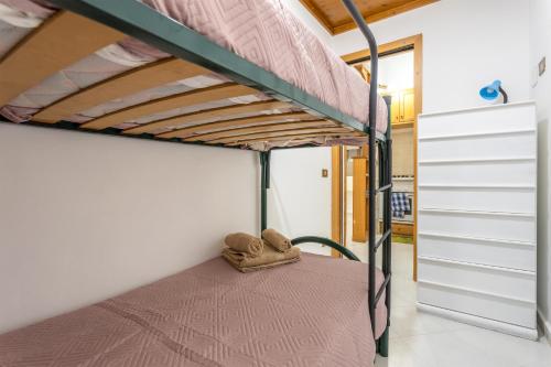 een stapelbed met schoenen op het onderste bed bij Casa Silvana in Palermo