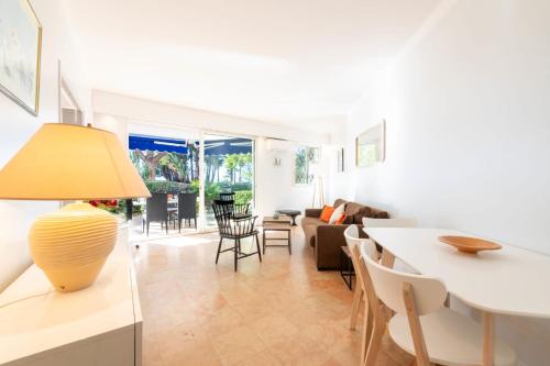 Garden level Croisette in front of beach with garage